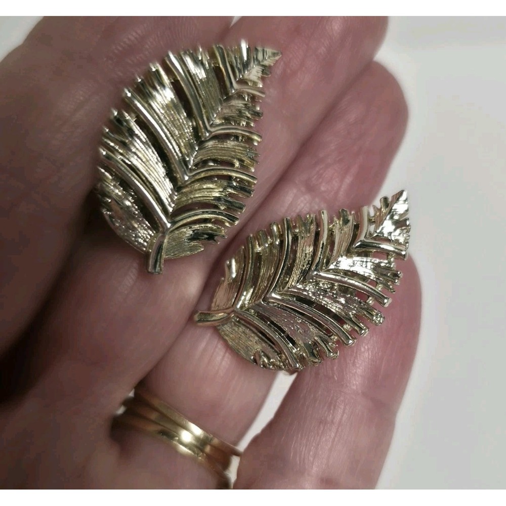 Vintage LISNER Textured Palm Leaf Clip On Earrings Hollywood Regency Costume